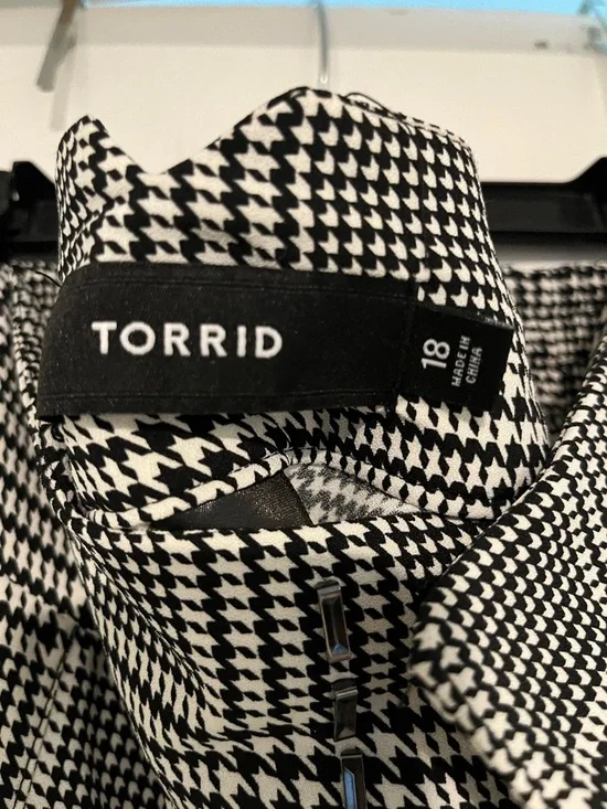 Wide-Leg Pants - Picture 4 of 5